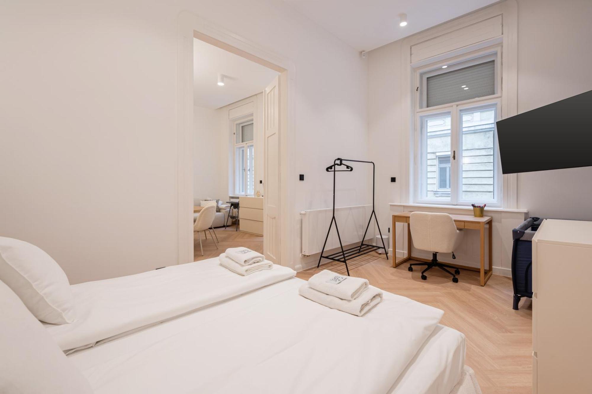 Prestige Elegant 3-bdr Apartment *