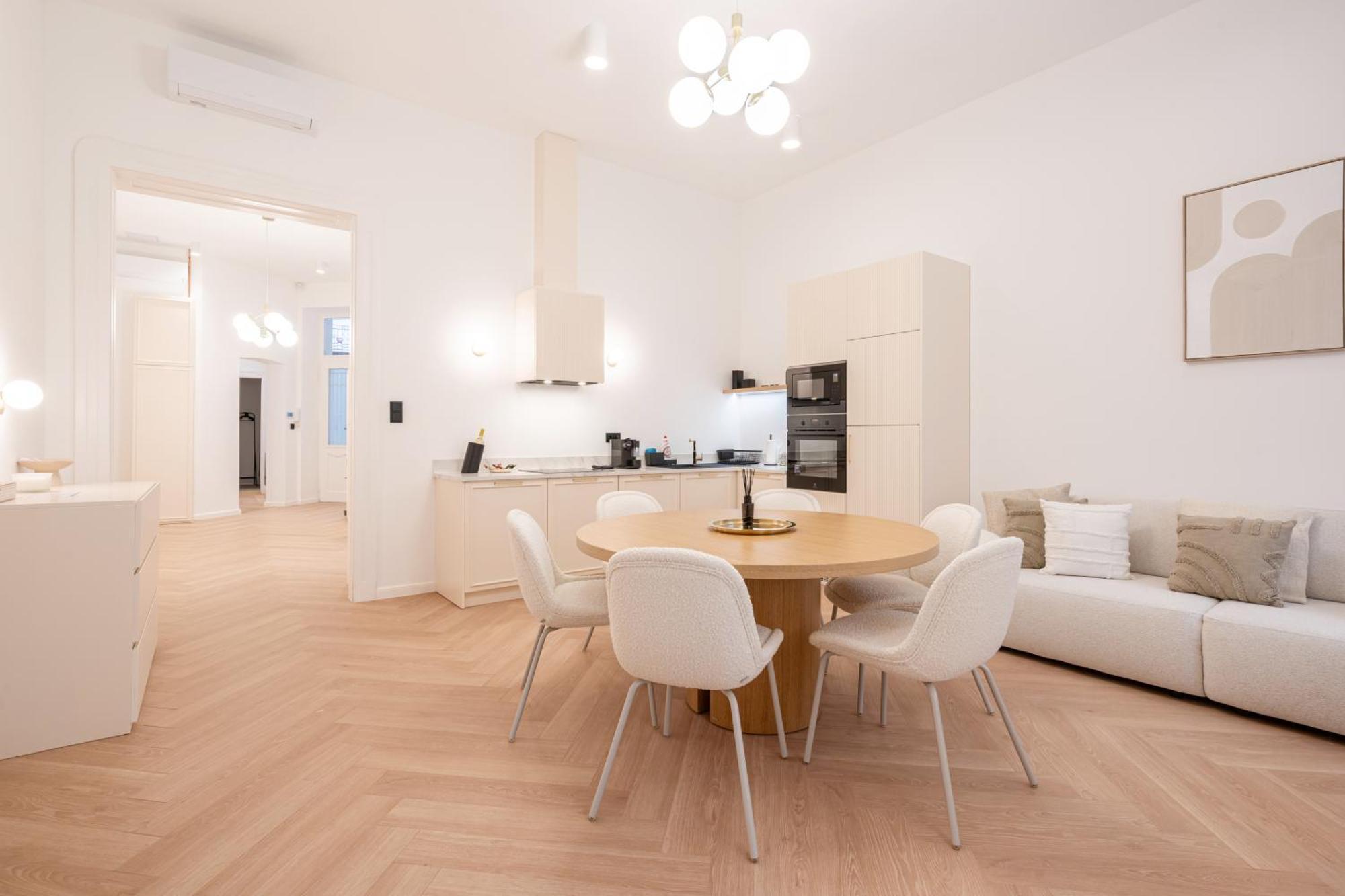 Prestige Elegant 3-bdr Apartment *